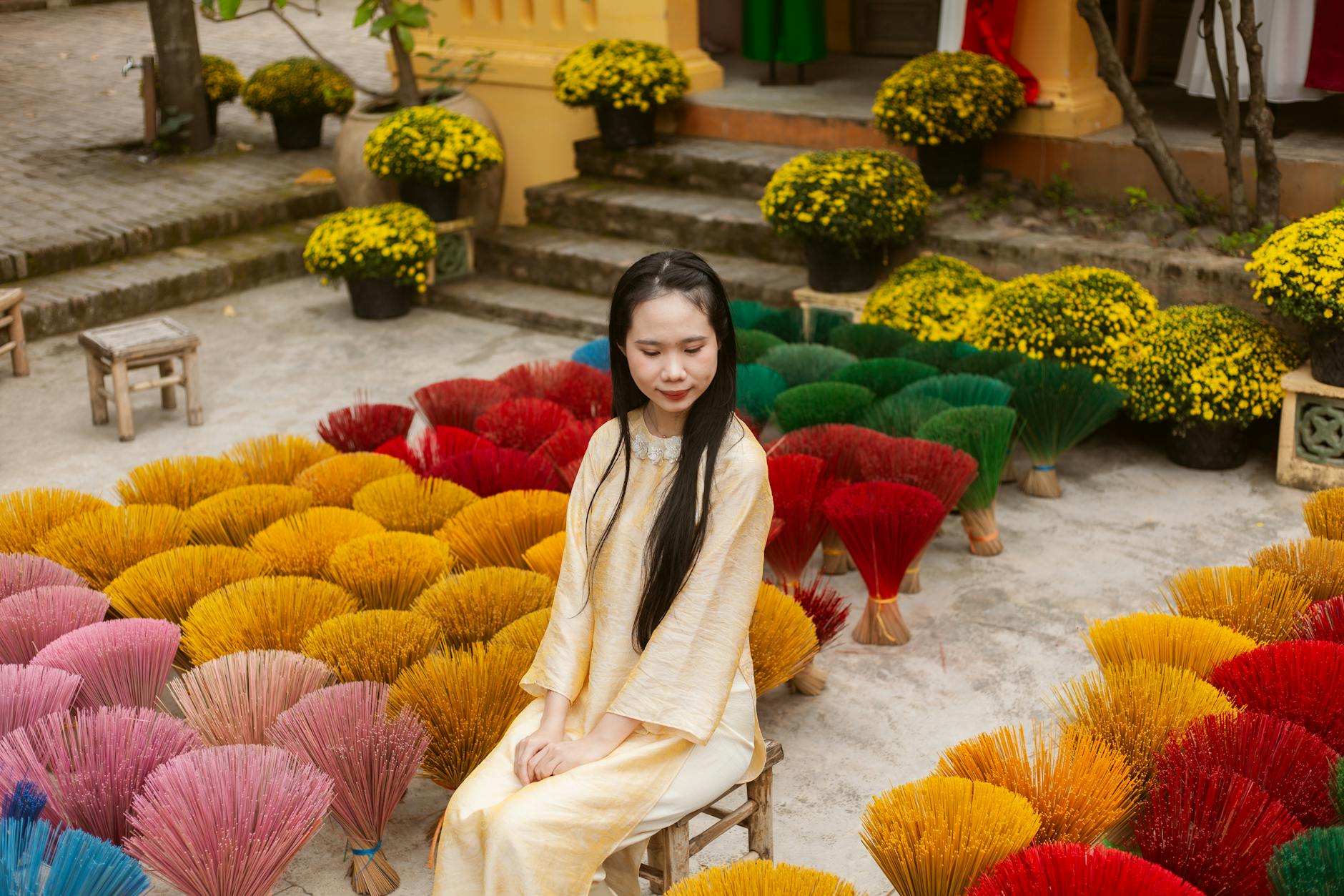 Kobieta w tradycyjnym stroju wśród stoisk z różnymi kadzidłami na bazarze