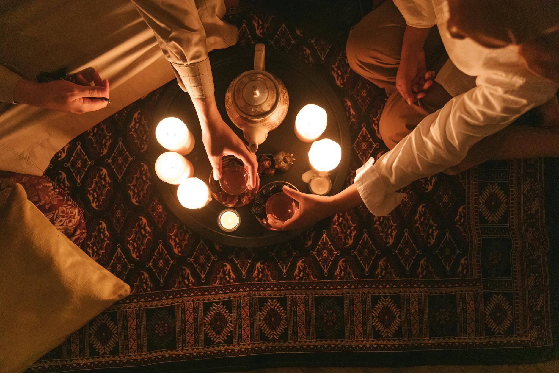 Wieczorna herbata przy świecach na dywanie po pracy