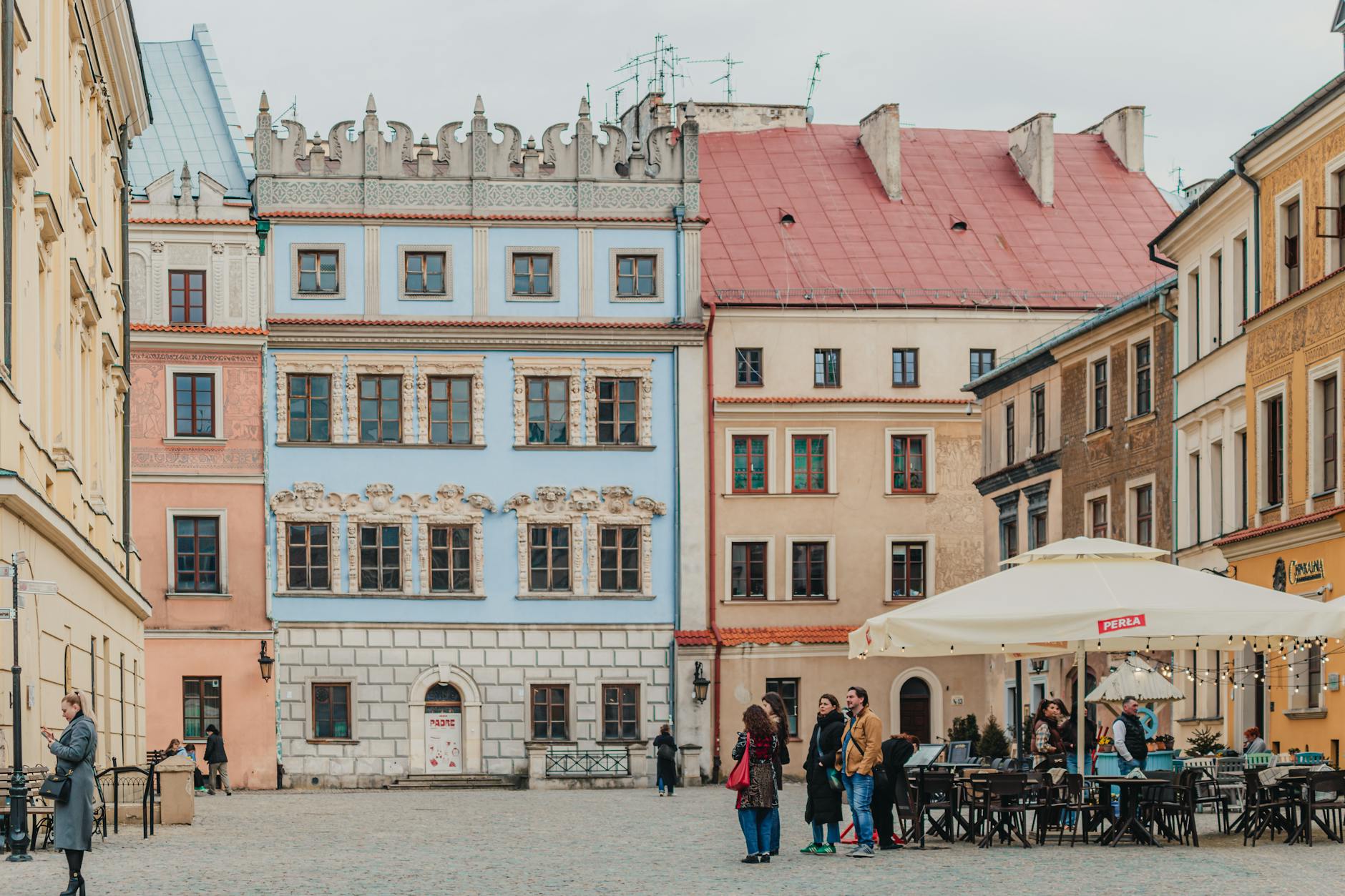 Kolorowy rynek i kawiarniane ogródki na Starym Mieście w Lublinie
