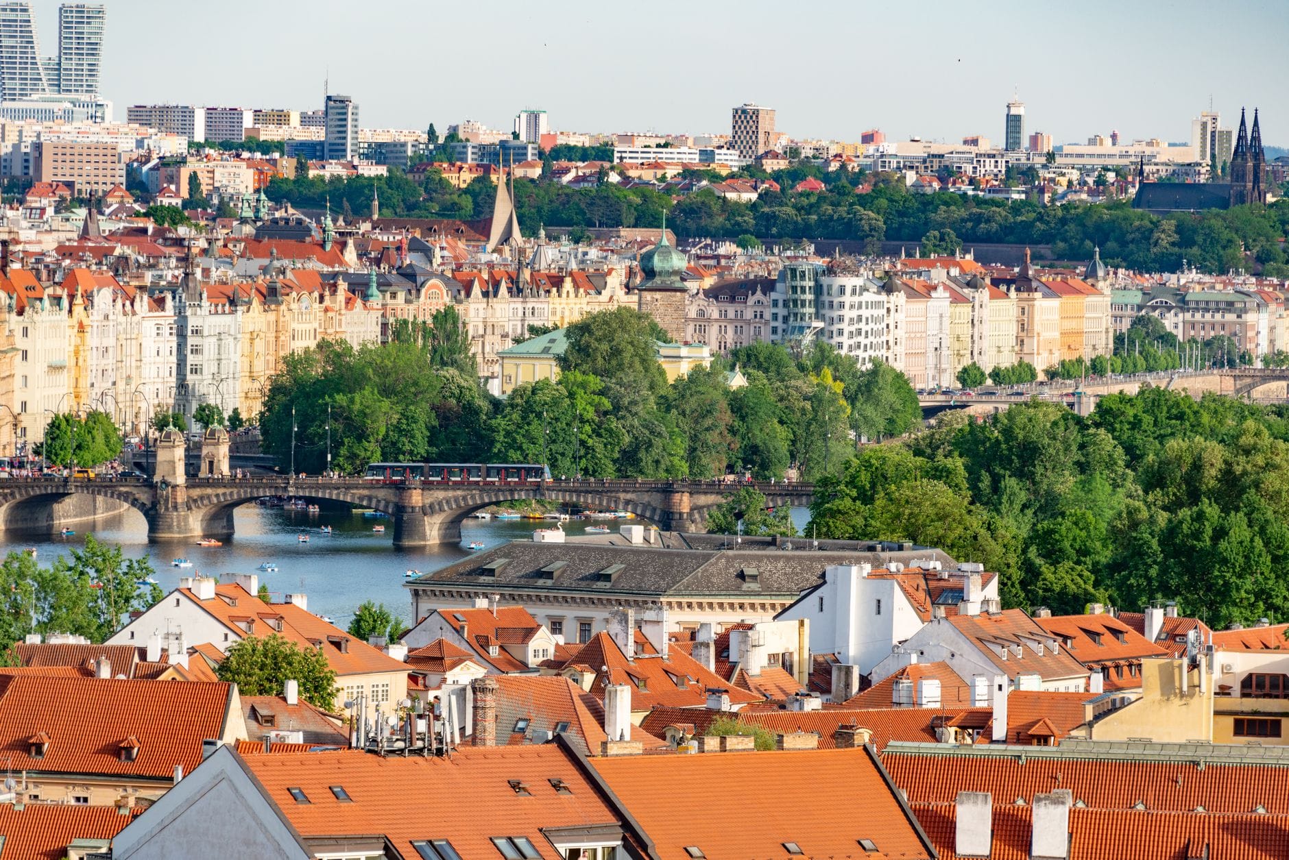Panorama mostów i zabytkowych kamienic w centrum Pragi