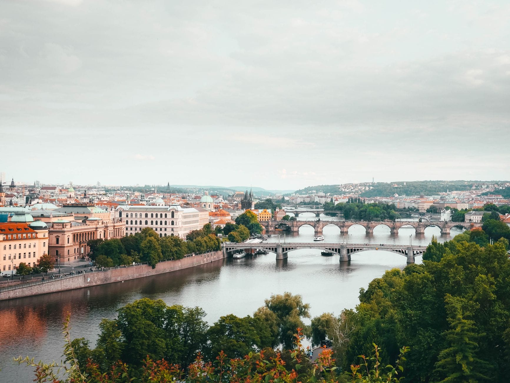 Panoramiczny widok Pragi z lotu ptaka z mostami i historyczną zabudową