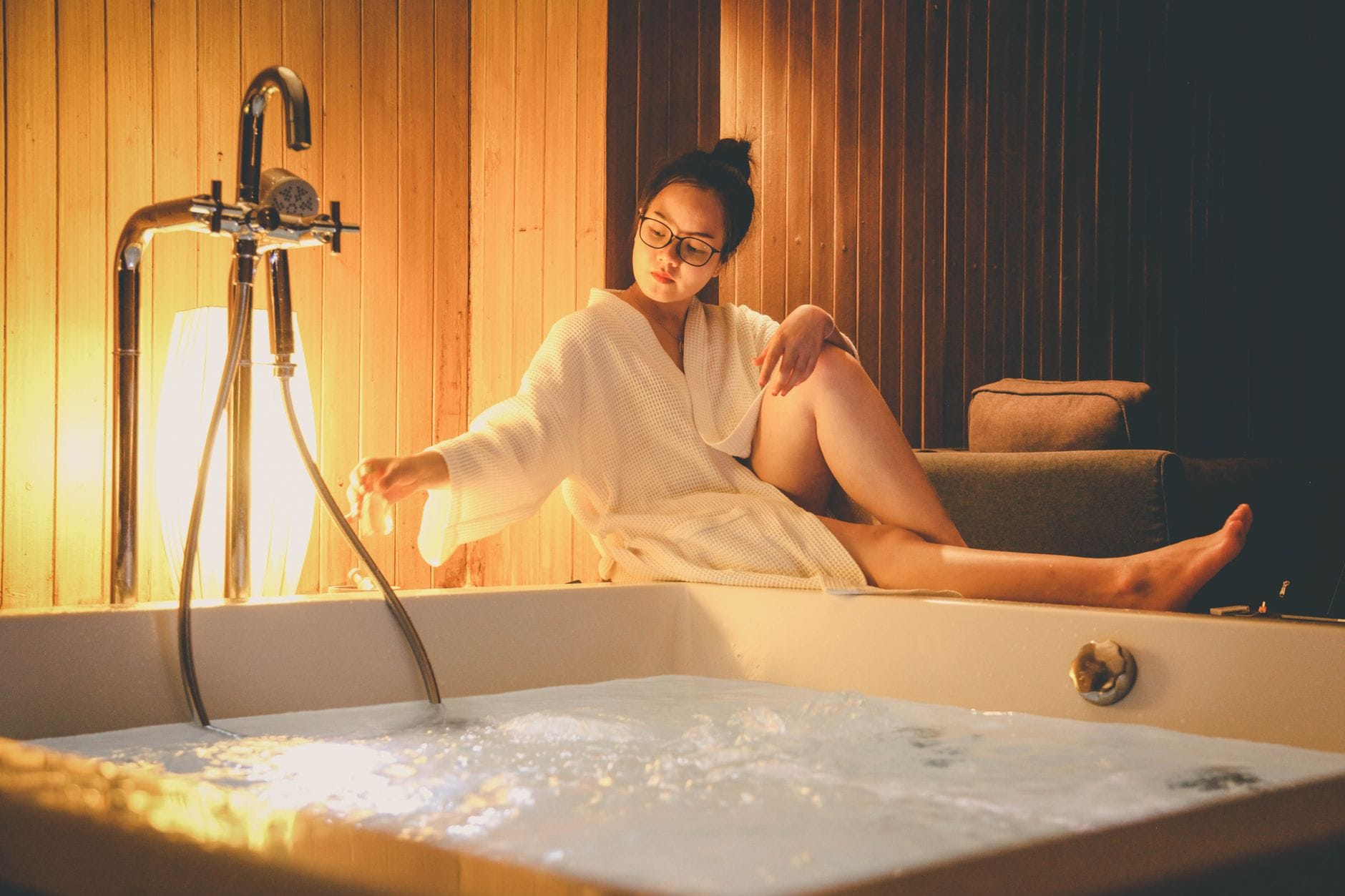 Kobieta relaksuje się przy jacuzzi w hotelowym pokoju
